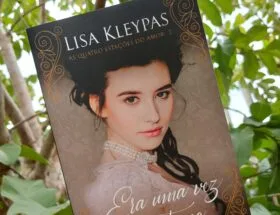 Capa do livro Era uma vez no Outono, autora Lisa Kleypas, publicado pela Editora Arqueiro. Capa em tons escuros e terrosos, com o nome da autora e o título lo livro em letras brancas, no centro a foto de uma mulher de pele branca, com cabelos e olhos castanhos escuros, vestida com trajes da época do século dezenove.