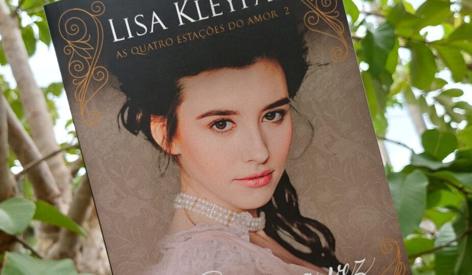 Capa do livro Era uma vez no Outono, autora Lisa Kleypas, publicado pela Editora Arqueiro. Capa em tons escuros e terrosos, com o nome da autora e o título lo livro em letras brancas, no centro a foto de uma mulher de pele branca, com cabelos e olhos castanhos escuros, vestida com trajes da época do século dezenove.